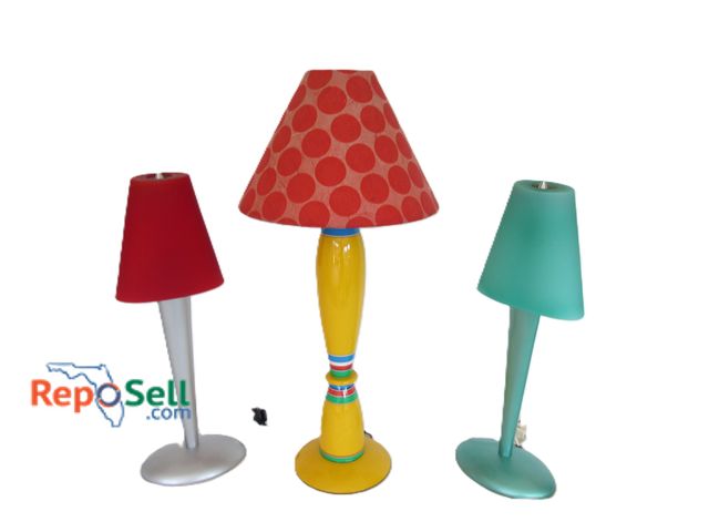 Lot 31-1100 - (3) Desk Lamps: 2-Metal Base, 1-Plastic (Yellow)