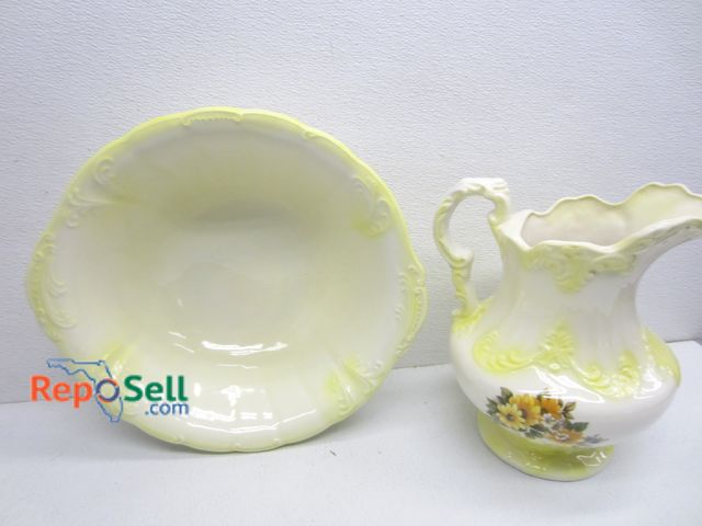 Lot 31-3203 - Vintage Victorian Pitcher and Wash Basin