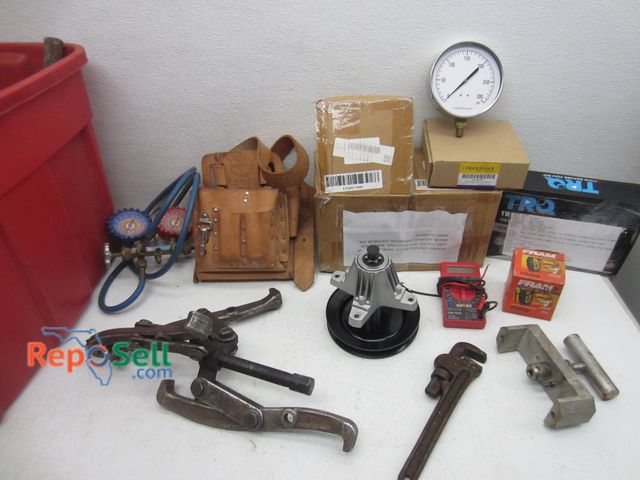 Lot 31-9314 - Tool and accessory lot: caliper tool, brake pads, mover pulleys, pressure gauge, etc.