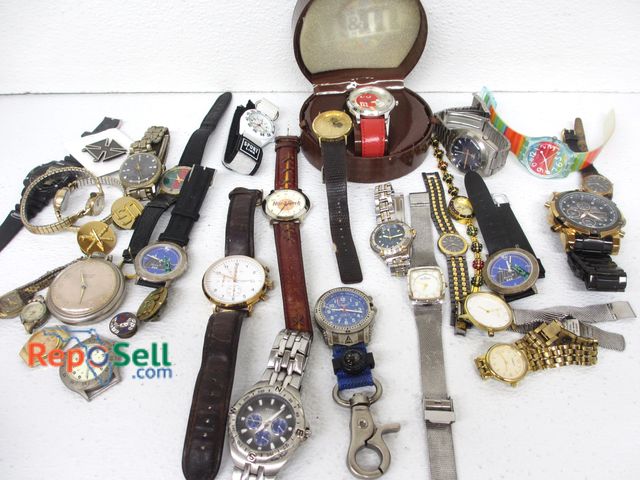 Lot 31-6027 - Lot of Watches (not running): m&amp;m's with Box, Skagen, Stauer, Dakota, etc.
