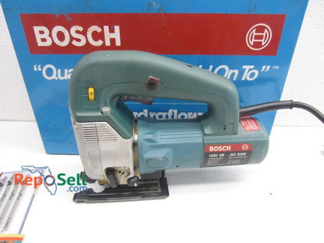 Lot 31-1272 - Bosch Jig Saw #1581 With Various Blades And Metal Case - Power On