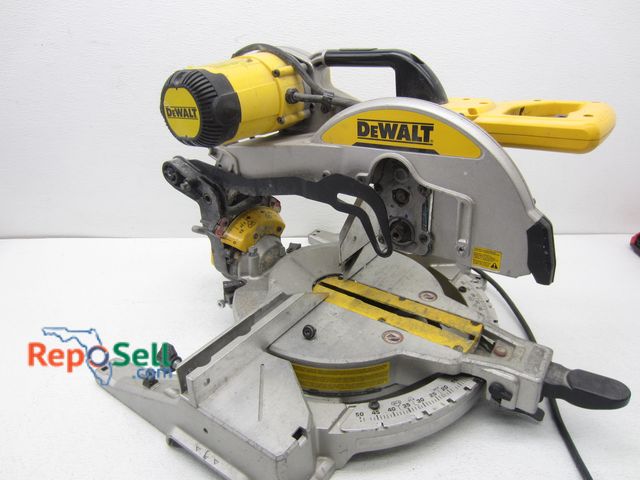 Lot 31-4453 - DeWalt 12" Double Bevel Compound Miter Saw #DWS716 - Powers On