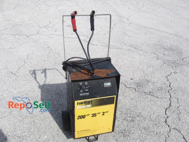 Lot 31-5502 - Ever Start Maxx Starter 200 Battery Charger for 12V - Powers On