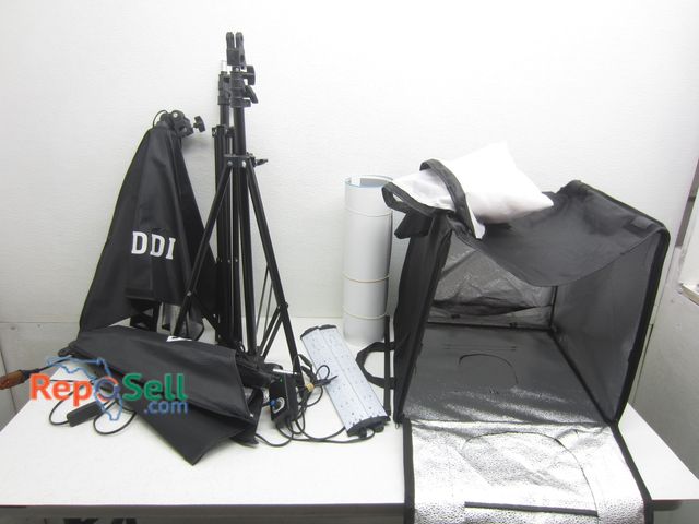 Lot 31-9424 - ESDD1 Photo Light Kit with Light Box