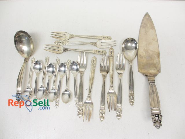 Lot 31-9269 - .925 Silver Lot: (16) Spoons &amp; Forks (10.4oz), (3) Large Pieces (7.5oz)
