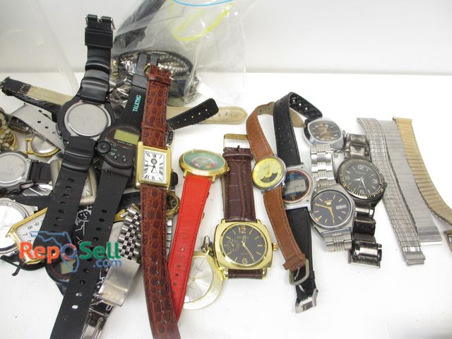 Lot 31-5055 - Large Lot of Watches