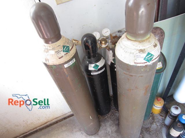 Lot 31-2066 - (6) Various Gas Cylinders: Argon, Nitrogen, Acetylene, Oxygen etc