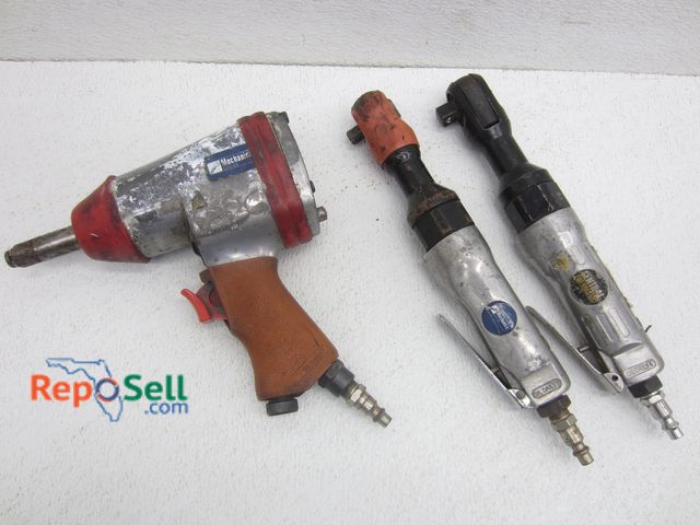 Lot 31-4537 - (2) Pneumatic Ratchet Wrenches &amp; 1/2" SQ-Air Impact Wrench