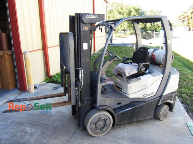 Lot 31-8999 - Crown C5 Propane Forklift PICK UP BY APPT. Serial Number: 9A207696 with Side Shift  (runs and drives...