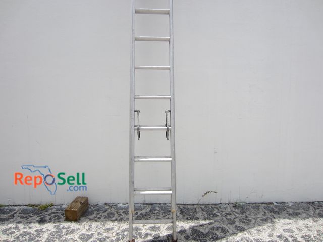 Lot 31-3413 - Louisville 28' Expendable Ladder