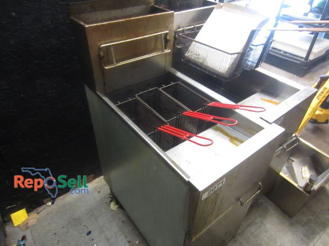 Lot 31-2071 - Dean Deep Fryer w/(3) Baskets, #SR142GP