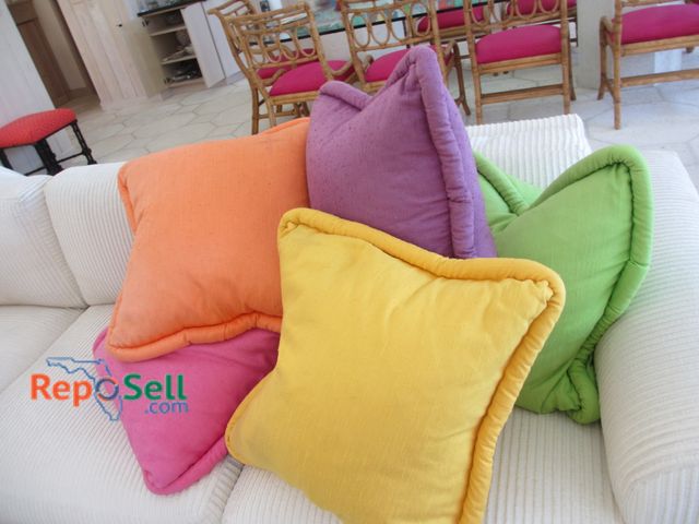 Lot 31-1068 - (5) Solid Colored Decorative Pillows 20x20