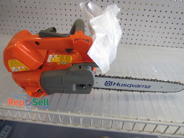 Lot 31-1073 - Husqvarna new 11-inch chainsaw pro T525