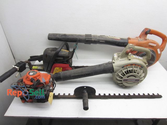 Lot 31-1092 - Craftsman Chainsaw, (2) Echo Blowers, Echo hedge trimmer - all have compression
