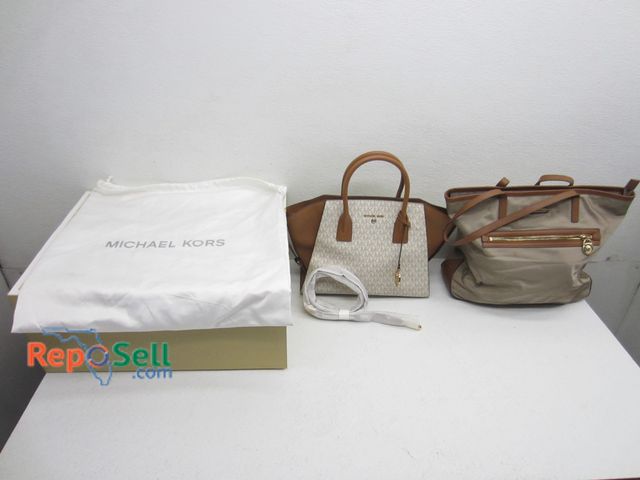 Lot 31-1367 - Two women's purses, one with dust bag, no COA. Please inspect.