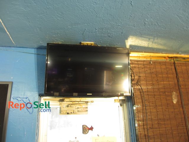 Lot 31-2010 - Samsung TV 37" - BUYER MUST REMOVE/BRING LADDER/TOOLS