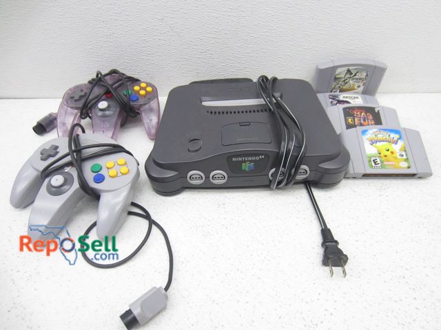 Lot 31-9171 - Nintendo 64 w/ (4) games #NUS-001 console, (2) controllers, powers on