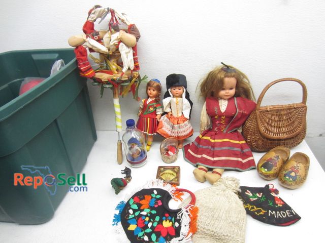 Lot 31-9372 - Portuguese collectible lot from Madeira Island; handmade dolls, figures, toys, décor, etc.