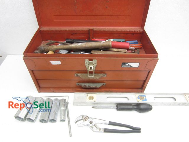 Lot 31-1415 - Toolbox and Level