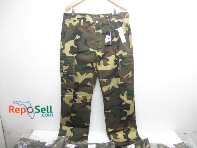 Lot 31-5432 - (9) Pairs New Renegade Camouflage Pants, size 30/32 &amp; 40/32 w/ Tags