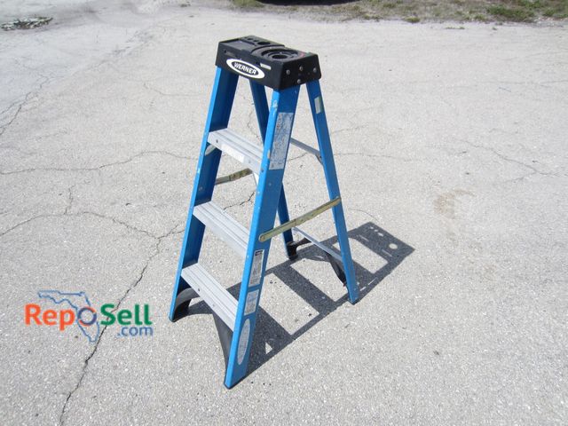 Lot 31-9050 - Werner 4' Fiberglass Ladder