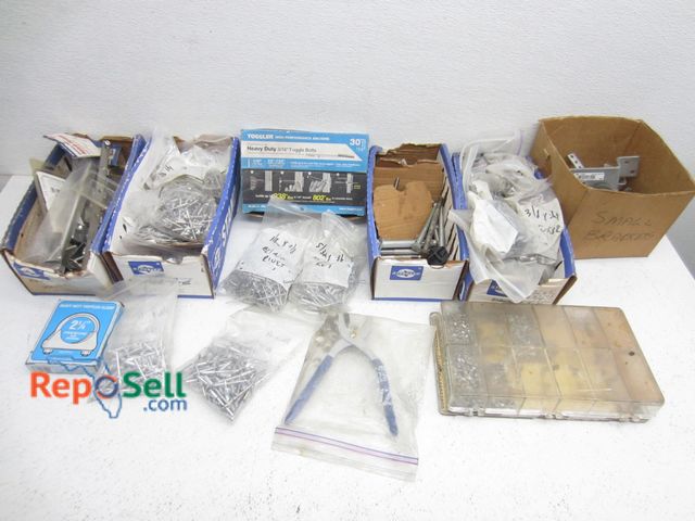 Lot 31-6313 - Hardware lot: rivets, set screws, bolts, toggle bolts, etc.