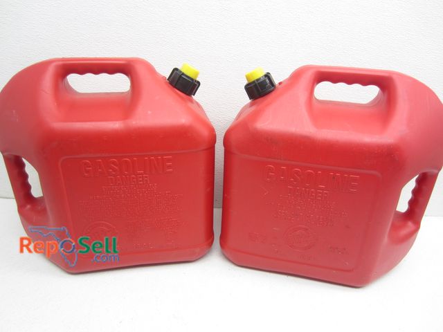 Lot 31-8422 - (2) 5 Gallon Gas Cans