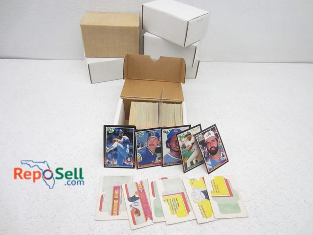 Lot 31-6132 - Lot of 1980's baseball cards and puzzles: Leaf-Donruss, etc.