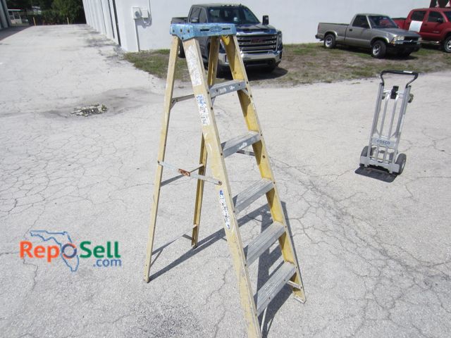 Lot 31-9053 - 6' Ladder