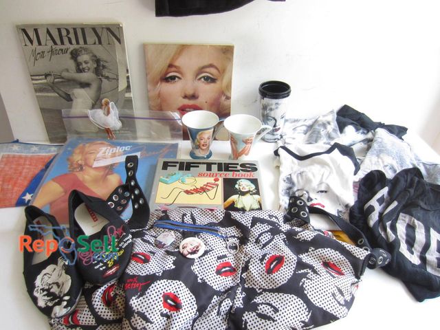 Lot 31-9190 - Items themed around Marilyn Monroe, including clothing with printed images, two ceramic mugs, a trav...