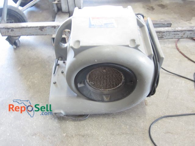 Lot 31-1033 - Commercial Air Mover powers on.