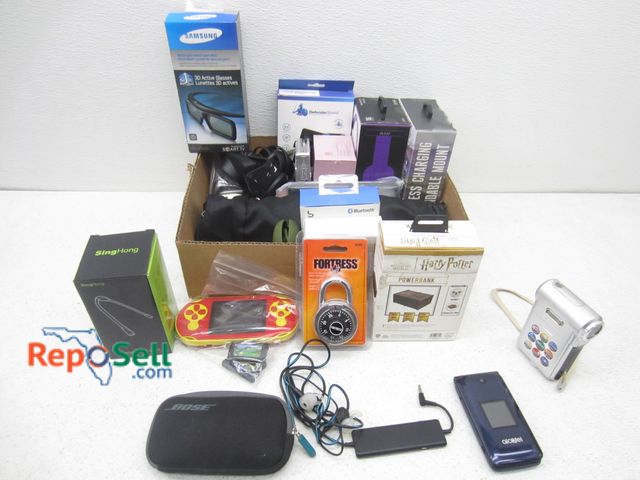 Lot 31-6144 - Lot Of Electronics: Power Banks, 3-D Glasses, Head Phones etc