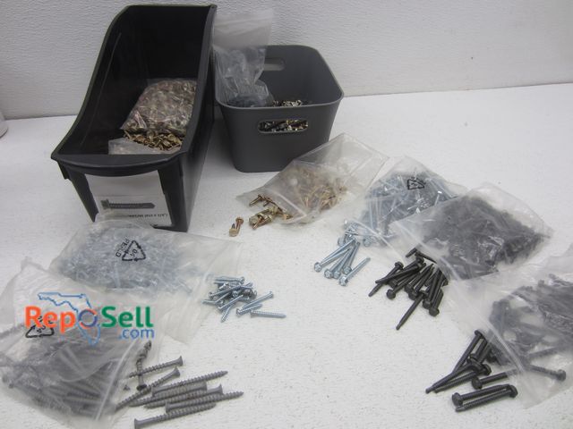 Lot 31-4223 - Lot of Assorted Screws