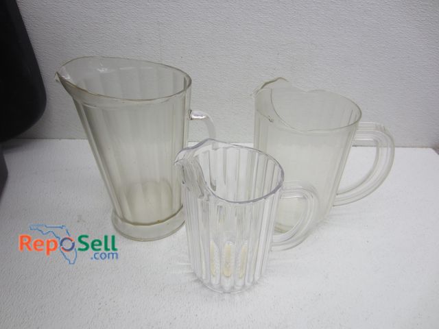 Lot 31-5389 - (20) Restaurant Water Pitchers, Various Sizes And (2) 8 Gallon Totes With Lids