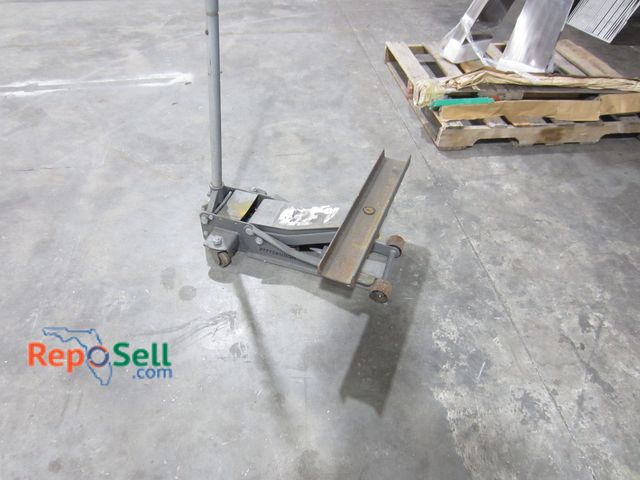 Lot 31-8226 - Floor jack with C-Channel attachment (tested)