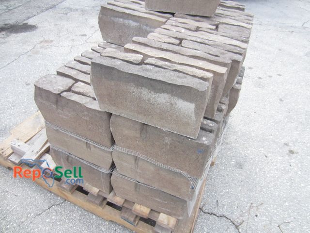 Lot 31-9078 - 60 concrete retaining wall bricks, 12"x6"x4"