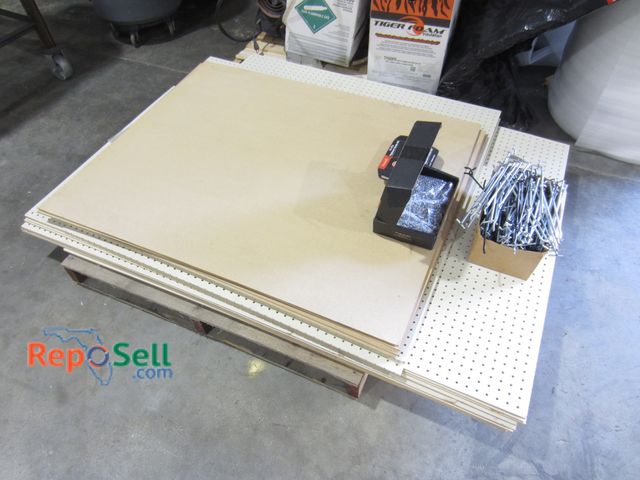 Lot 31-8212 - Approx 10pcs of Peg board with pegs