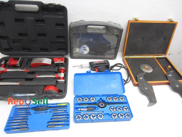 Lot 31-6077 - Tool Lot: Dado Blades, SAE Tap Set, Maddox Set, Soldering Gun (powers on)