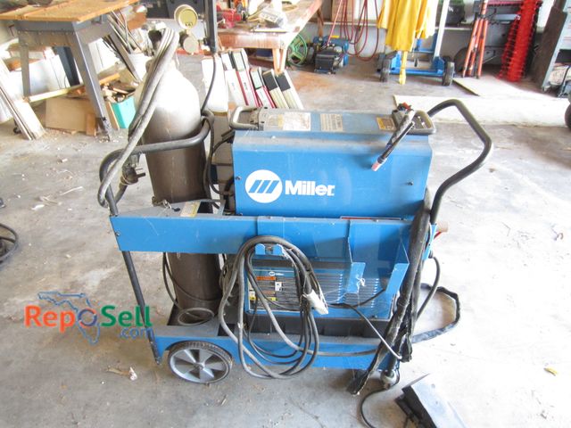 Lot 31-2584 - Miller Dynasty 300 DX Tig Welder with Coolmate 3