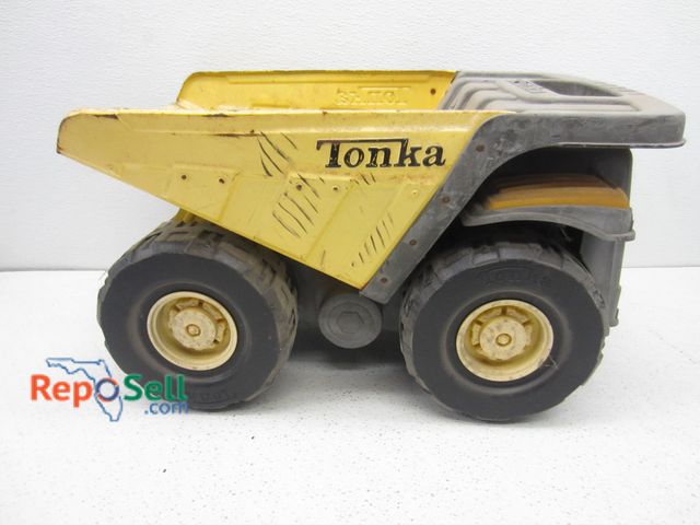 Lot 31-1087 - Large Metal Child's Tonka Truck