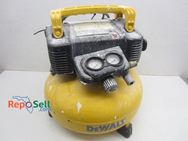 Lot 31-1100 - DeWalt 6Gal 165Psi Air Compressor - Powers On/Has Compression