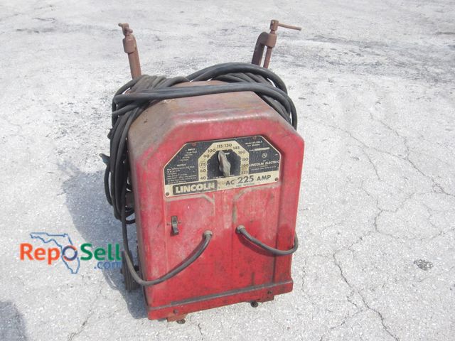 Lot 31-5357 - Vintage Lincoln AC-225-5 Arc Welder - Power On