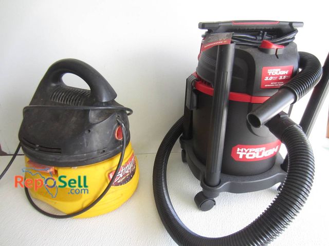 Lot 31-8633 - 2 Wet/Dry Vacuums: Hyper Tough 3 Gal 3.5 HP And Stinger 2 Gal