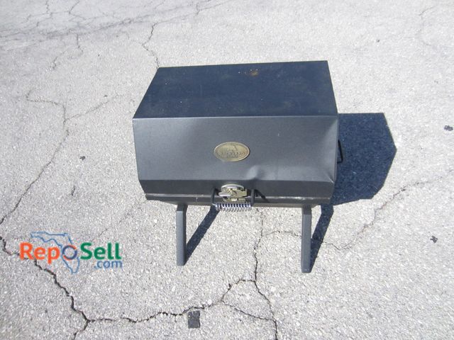 Lot 31-5043 - Small Portable Outdoors BBQ Grill