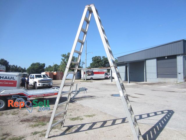 Lot 31-1007 - 12' Aluminum A-frame ladder