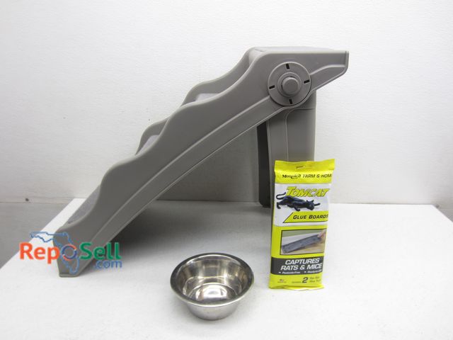 Lot 31-1292 - Pet Lot: Doggie Steps, Glue Board And Metal Water/Food Bowl