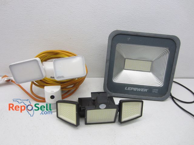 Lot 31-5320 - (3) Outdoor Lights: Heath Zenith, LePower 100w (Powers On), 3-Light Solar Power