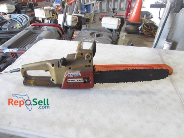 Lot 31-1062 - Stihl electric chainsaw E14 powers on.