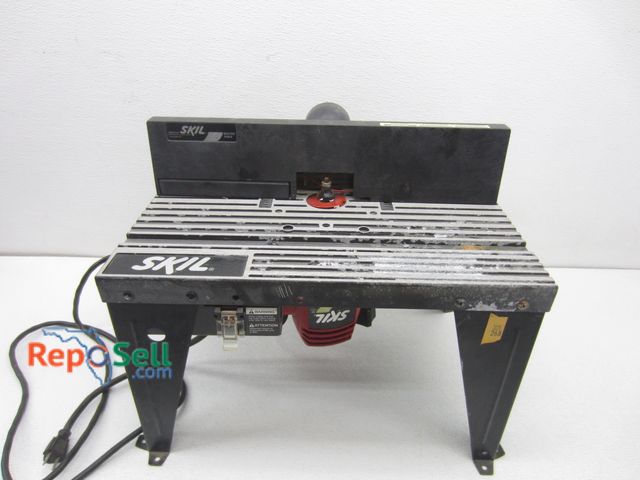 Lot 31-2367 - Skil Router Table w/Router - Powers On