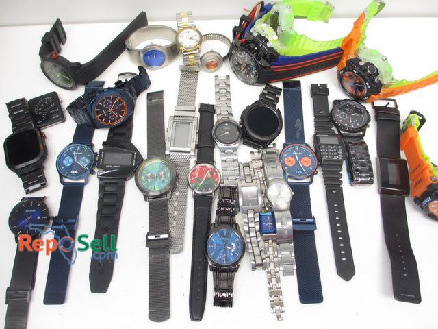 Lot 31-1042 - (31) Watches (not running): Detomoso, Belushi, Relic, Smael, etc.